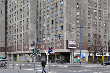 Berlin  Deutschland  Plattenbau in der Memhardstrasse Ecke Karl-Liebknecht-Strasse in Berlin-Mitte