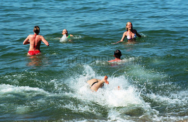 Jugendliche baden in der Ostsee in Swetlogorsk (Rauschen)  Kaliningrad  Russland