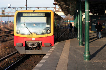 Berlin  eine S-Bahn der Ringlinie 42 faehrt in den Bahnhof Tempelhof ein