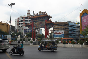 Bangkok  Thailand  grosses rotes Holztor im traditionellen chinesischen Baustil als Symbol fuer das Viertel Chinatown