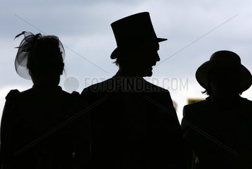 Ascot  Grossbritannien  Silhouette  Mann und Frauen mit Hut
