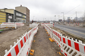 Berlin  Deutschland  Absperrungen fuer Fussgaenger bei der Neugestaltung der Heidestrasse in der Europacity in Berlin-Moabit
