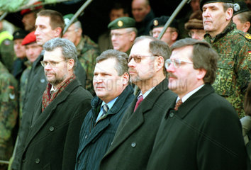 Praesident Kwasniewski zu Besuch bei der Militaeruebung -Chrystal Eagle 2000-