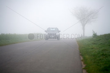 Ludwigsburg  Auto faehrt ohne Licht im Nebel nahe Waabs