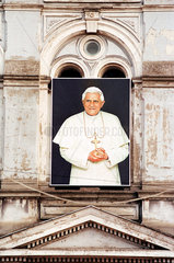 Bild von Papst Benedikt XVI. an einer Kirche in Lodz  Polen