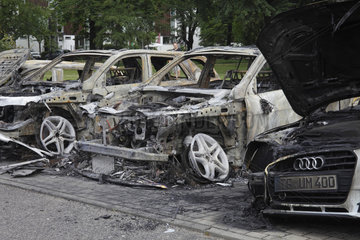 Berlin  Deutschland  Ausgebrannte Autos nach einem Brandanschlag in Berlin-Rummelsburg