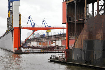 Hamburg  Deutschland  Leeres Schwimmdock der Blohm und Voss Werft im Hamburger Hafen