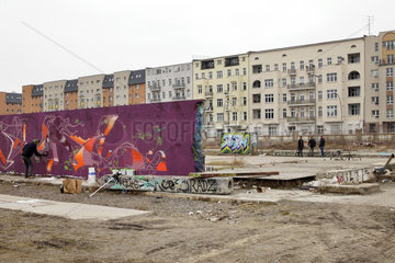 Berlin  Deutschland  Graffiti an Betonmauern im ehemaligen Osthafen in der Stralauer Allee in Berlin-Friedrichshain