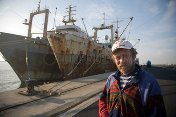 Huelva  Spanien  ein ukrainischer Fischer vor seinem Fischerboot