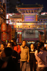 Peking  Besucher und Touristen in einer Fressstrasse