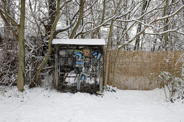 Berlin  Deutschland  Elektroinstallation im Schnee auf der Halbinsel Stralau in Berlin-Friedrichshain