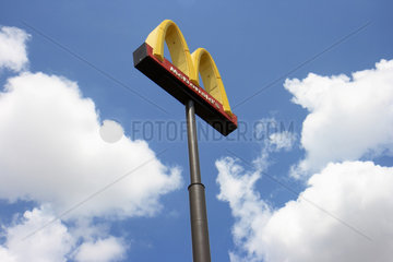 Shamrock  USA  das goldene M von McDonalds auf einem Pfahl