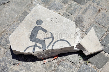 Lissabon  Portugal  Zerbrochenes Signet fuer Radfahrer in Lissabon