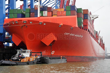 Hamburg  Deutschland  Containerschiff Cap San Augustin und Containerbruecken am Containerterminal Eurogate im Hamburger Hafen