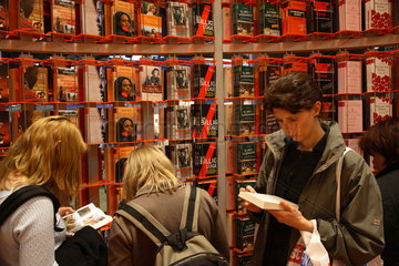 Leipziger Buchmesse 2007: Frauen am Buchregal
