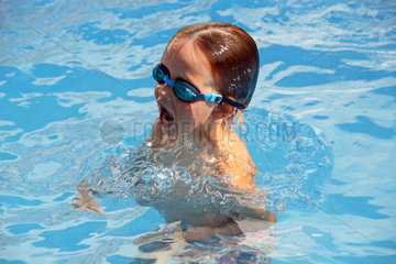 Cala d'Or  Kind beim Schwimmen