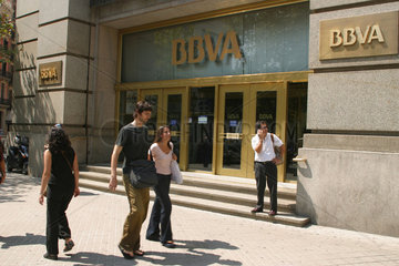 Passanten vor einer Filiale der BBVA-Bank