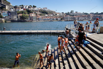 Porto  Portugal  Jugendliche beim Baden im Rio Douro in Porto