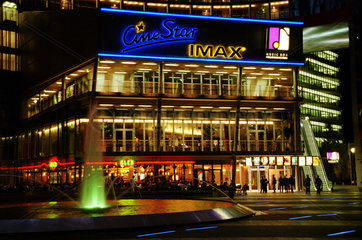 Cinestar Imax Berlin: Fassade bei Nacht