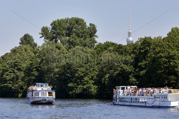Berlin  Deutschland  Ausflugsschiife auf der Spree in Berlin-Tiergarten