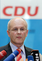 Berlin  CDU-Generalsekretaer Volker Kauder gibt Interviews vor CDU-Logo
