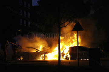 Berlin  Deutschland  Brennende Autos nach Brandanschlag in der Rummelburger Bucht