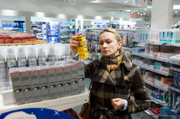Berlin  Deutschland  eine Frau in einer Drogerie