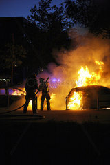 Berlin  Deutschland  Feuerwehr loescht brennende Autos nach Brandanschlag in der Rummelburger Bucht