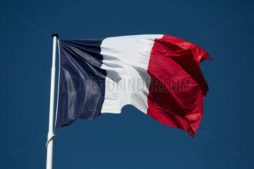 Ablain-Saint-Nazaire  Frankreich  Franzoesische Fahne am Franzoesischen Nationalfriedhof Notre-Dame-de-Lorette