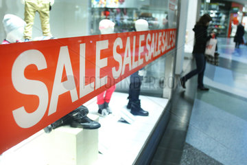 Berlin  Deutschland  Sale-Werbung an einem Einkaufszentrum