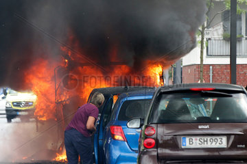 Berlin  Deutschland  Brennendes Wohnmobil in der Rummelsburger Bucht  Anwohner retten ihre Autos
