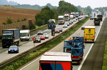 zaehfliessender Verkehr auf der Autobahn A7