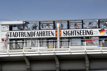 Berlin  Deutschland  Touristen bei einer Stadtrundfahrt in Berlin-Mitte