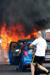 Berlin  Deutschland  Brennendes Wohnmobil in der Rummelsburger Bucht  Anwohner retten ihre Autos