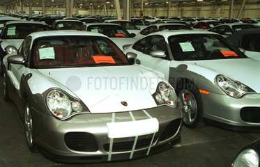 Wagen der Porsche AG stehen zur Auslieferung bereit