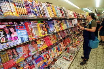 Zeitschriftenstand in einem Supermarkt