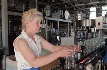 Wodkaproduktion in der Fabrik von Itar in Kaliningrad  Russland