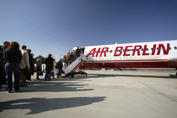 Berlin  Reisende steigen in eine Maschine der Fluggesellschaft Air Berlin