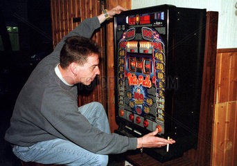 Berlin  ein junger Mann an einem Geldspielautomaten