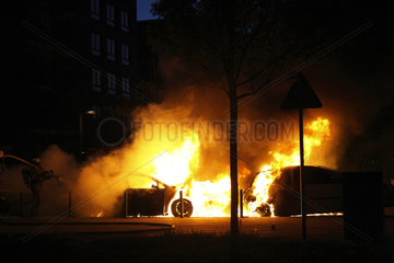 Berlin  Deutschland  Brennende Autos nach Brandanschlag in der Rummelburger Bucht
