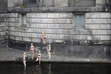 Berlin  Deutschland  Frauen werben fuer Bikinis und die Nutzung des Kupfergrabens als Flussbadeanstalt am Bode-Museum