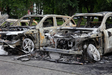 Berlin  Deutschland  Ausgebrannte Autos nach einem Brandanschlag in Berlin-Rummelsburg