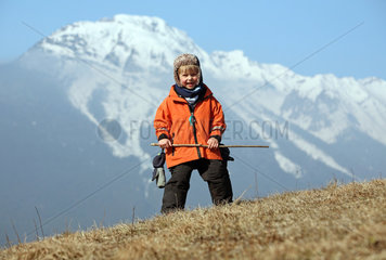 Jerzens  Oesterreich  Junge steht im Vordergrund eines Alpenpanoramas