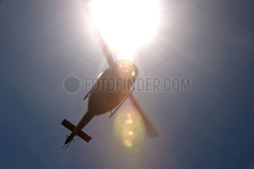 Herzberg  Deutschland  ein Hubschrauber der Bundeswehr erkundet an der Schwarzen Elster einen Deichbruch