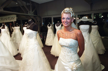 Als Braut verkleidetes Model bei einer Hochzeitsmesse in Posen (Poznan)  Polen
