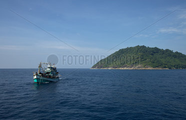 Ko Tachai  Thailand  Fischerboot vor der Insel Ko Tachai