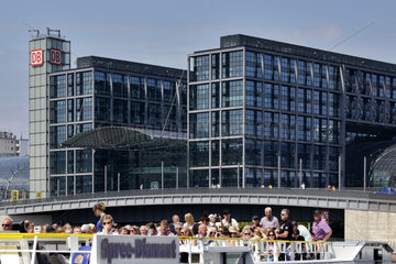 Berlin  Deutschland  Touristen auf einem Ausflugsschiff in Berlin-Tiergarten  im Hintergrund der Hauptbahnhof