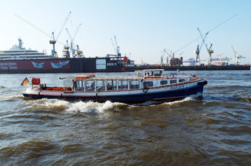 Hamburg  Deutschland  eine Barkassen-Hafenrundfahrt