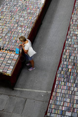 Lissabon  Portugal  Frau sucht gebrauchte CDs in Lissabon