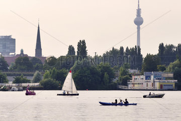 Berlin  Deutschland  Segelboote und Ruderboote in der Rummelsburger Bucht